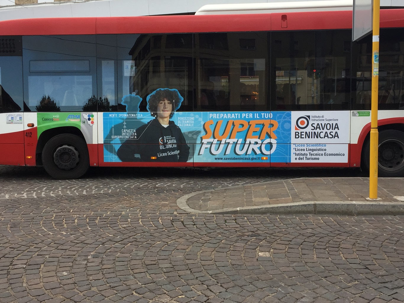 pubblicità con adesiva negli autobus